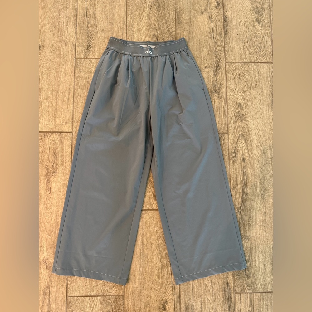 ALO Yoga Wide-Leg Cropped Trousers in Slate Gray